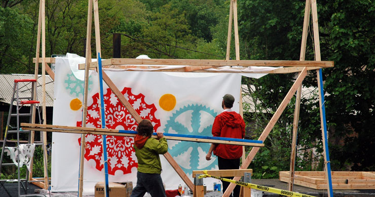 Thundercut at work against a backdrop of lush Hudson Valley trees (© Thundercut)