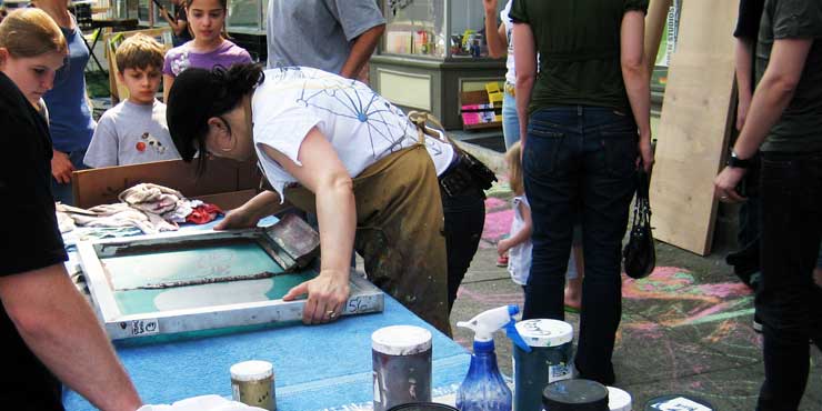 Alison from PMP shows kids how to screenprint (© Thundercut)