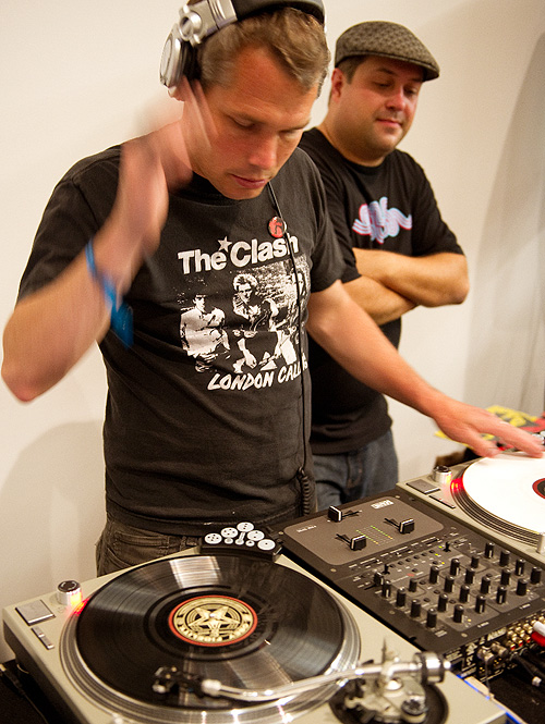 Shepard Fairey entertaining the guests at the opening (© Geoff Hargadon)